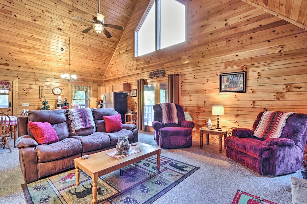 NEW! Cozy Sevierville Home: 15 Mi to Pigeon Forge!