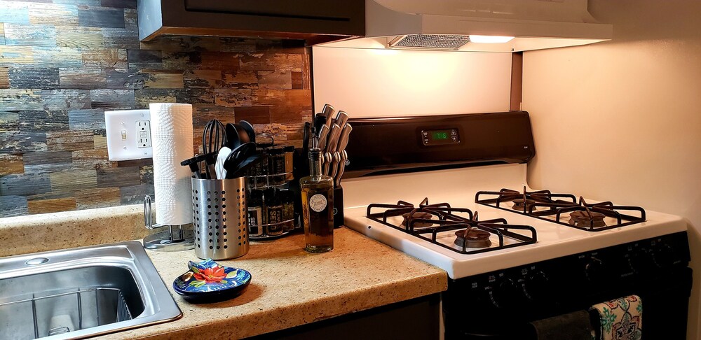 Mexican Themed Cozy Apt in Aurora/75" TV/FastWiFi/AppleTV/Disney+/YouTubeTV