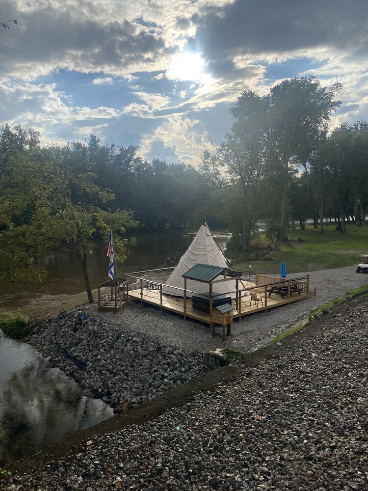 Morels on the Wabash offers Clamping in a Authentic 20 ft Tee Pee