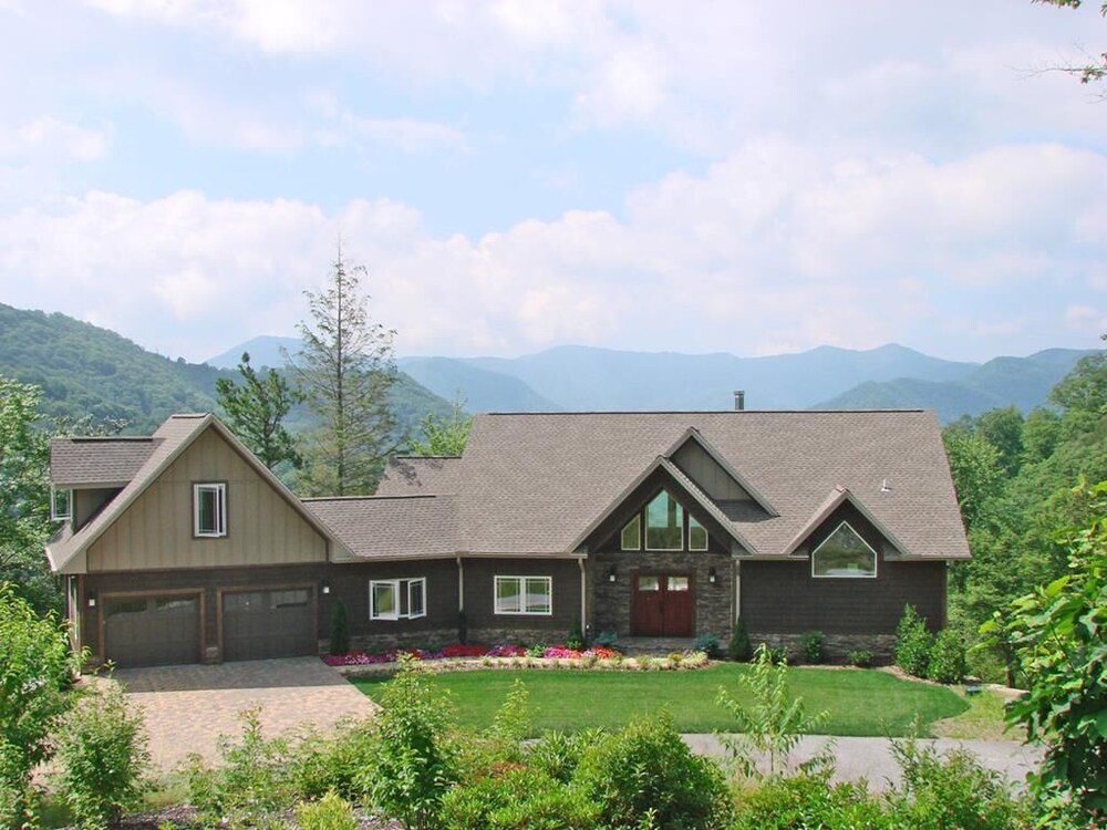 Wren's Nest -Luxury home, Hot Tub, Gorgeous Views, Paved Access, Up to 13 Guests