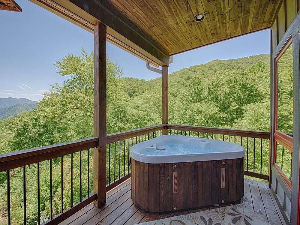 Wren's Nest -Luxury home, Hot Tub, Gorgeous Views, Paved Access, Up to 13 Guests