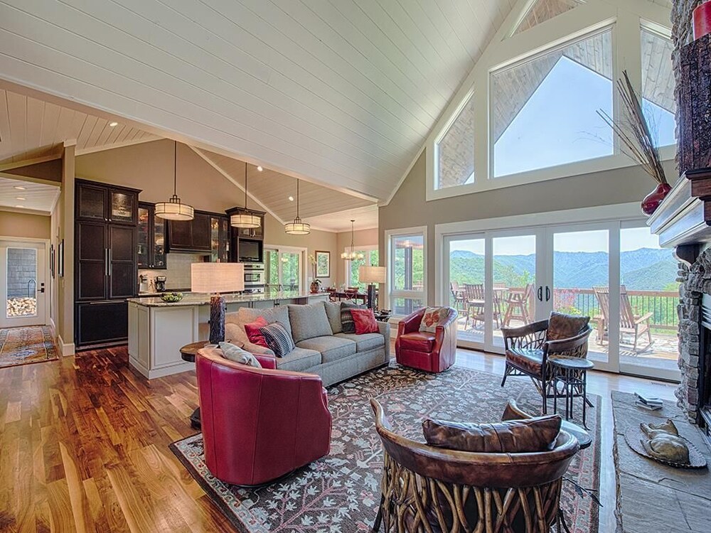 Wren's Nest -Luxury home, Hot Tub, Gorgeous Views, Paved Access, Up to 13 Guests