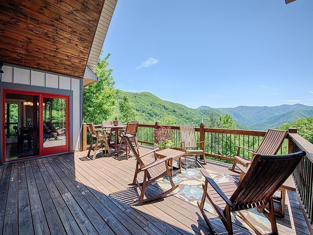 Wren's Nest -Luxury home, Hot Tub, Gorgeous Views, Paved Access, Up to 13 Guests