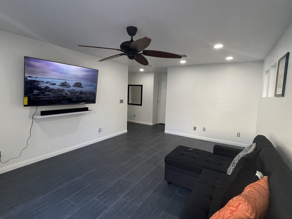 Living room, ♣️Entire Private Studio 25mins from strip 