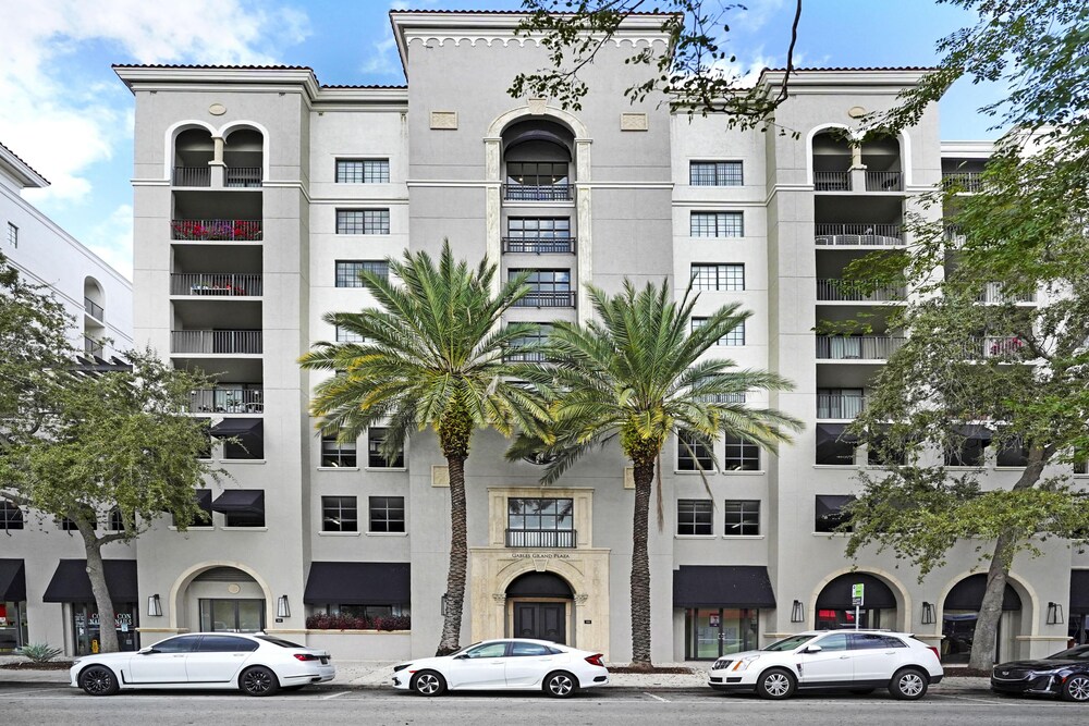 Dharma Home Suites Coral Gables at Gables Grand Plaza