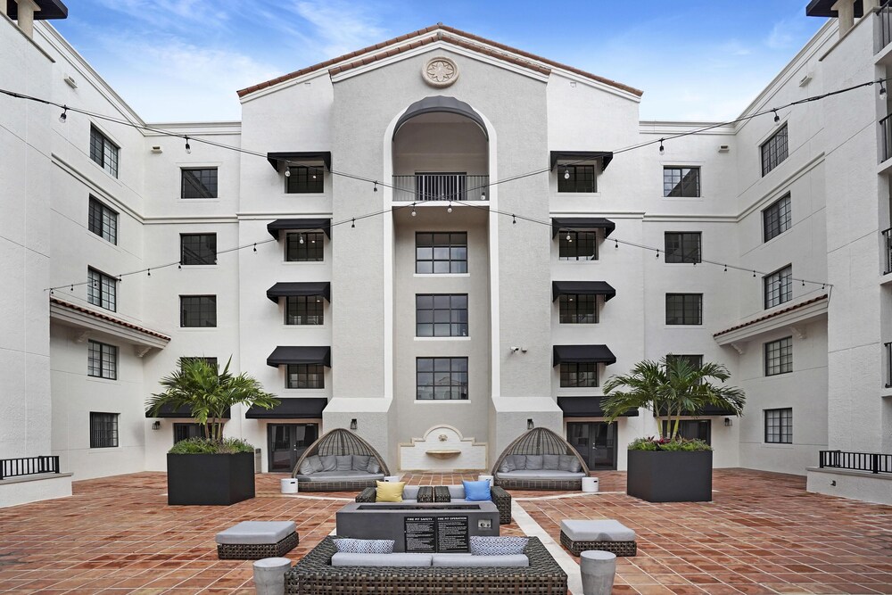 Dharma Home Suites Coral Gables at Gables Grand Plaza