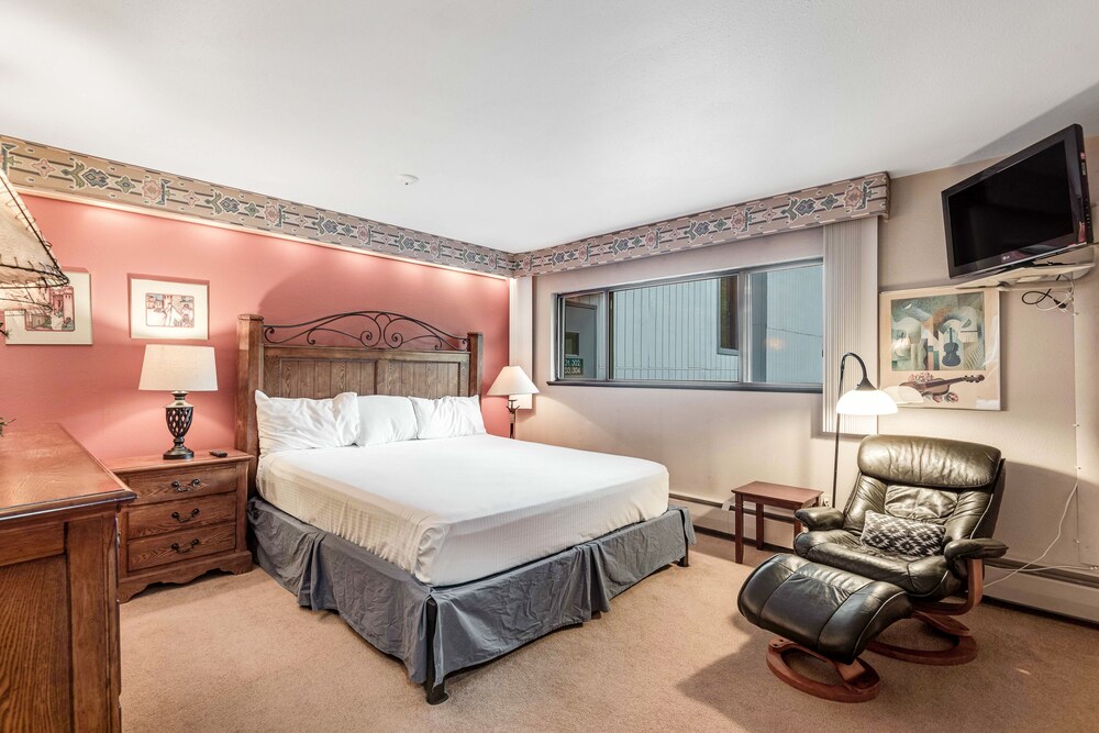 Cozy Skiin/Skiout Condo Steps Away from American Eagle Chairlift