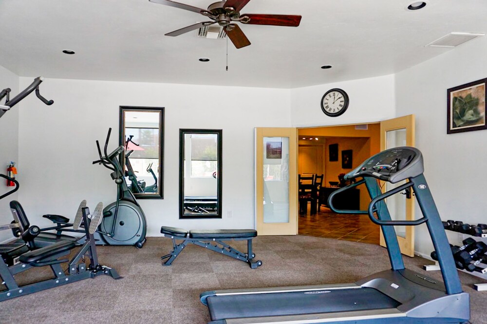 Centrally Located Studio W/ Putting Green, Shared Pool, Fitness Gym & Free WiFi!