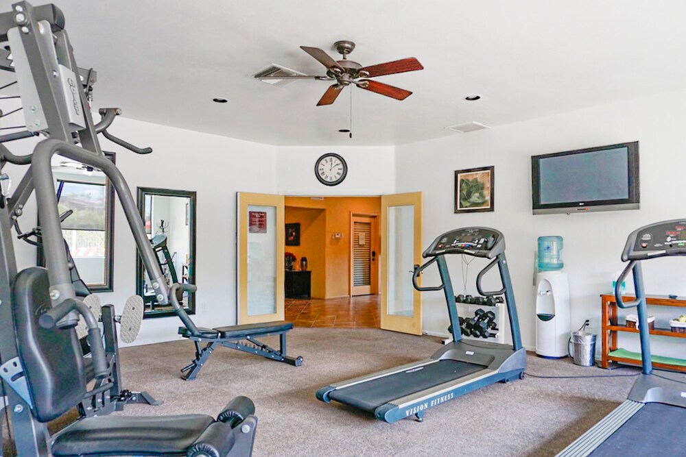 Centrally Located Studio W/ Putting Green, Shared Pool, Fitness Gym & Free WiFi!