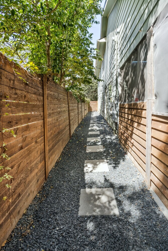 Modern Gated 3bd/2ba Suite with Gym & hot tub!