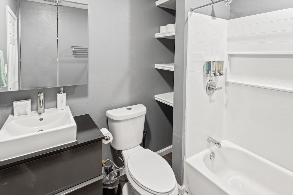 Modern Gated 3bd/2ba Suite with Gym & hot tub!