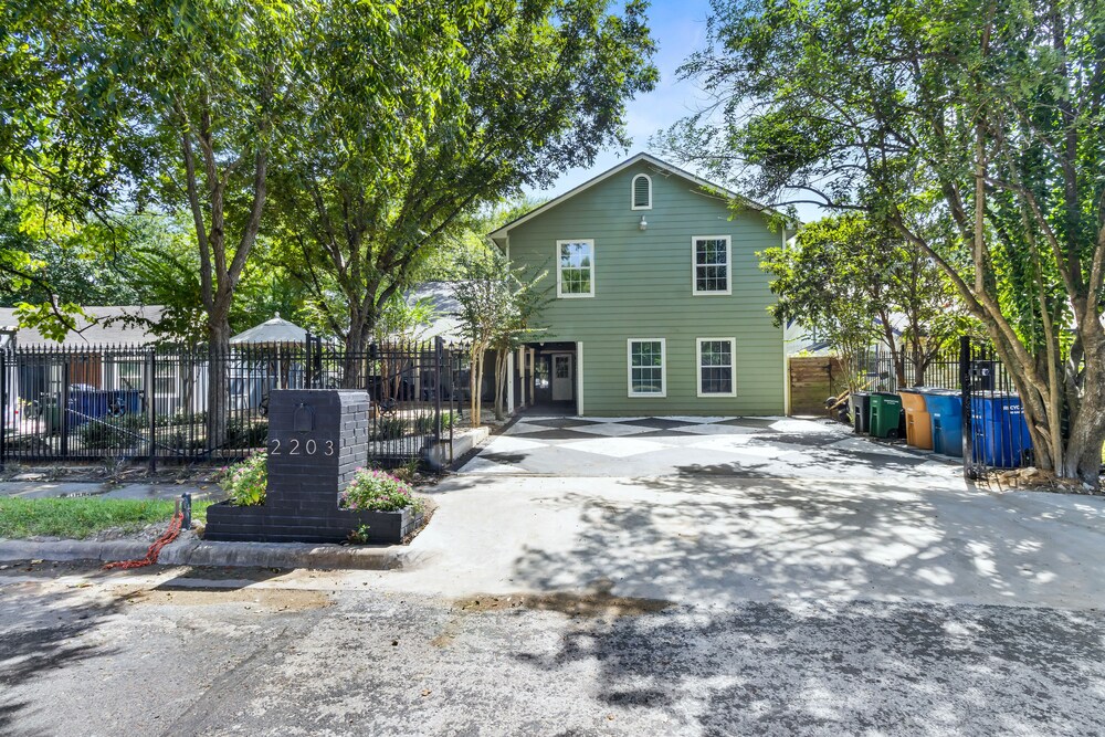 Modern Gated 3bd/2ba Suite with Gym & hot tub!