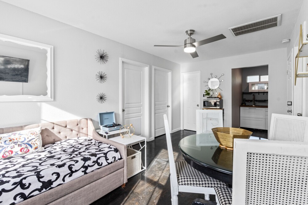 Modern Gated 3bd/2ba Suite with Gym & hot tub!