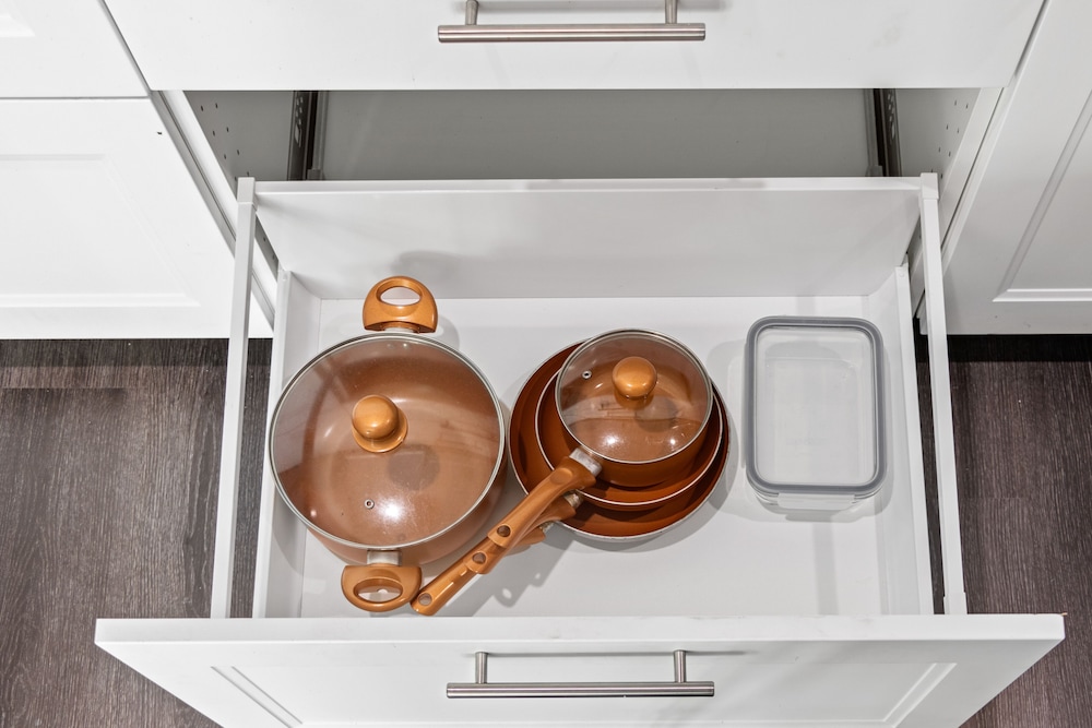 Modern Gated 3bd/2ba Suite with Gym & hot tub!