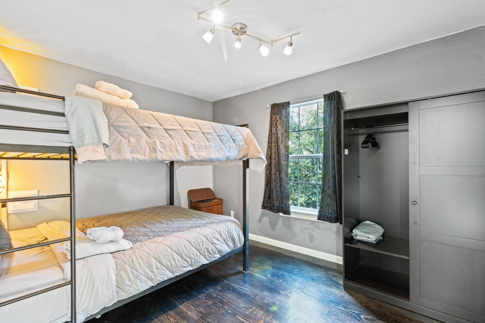 Modern Gated 3bd/2ba Suite with Gym & hot tub!