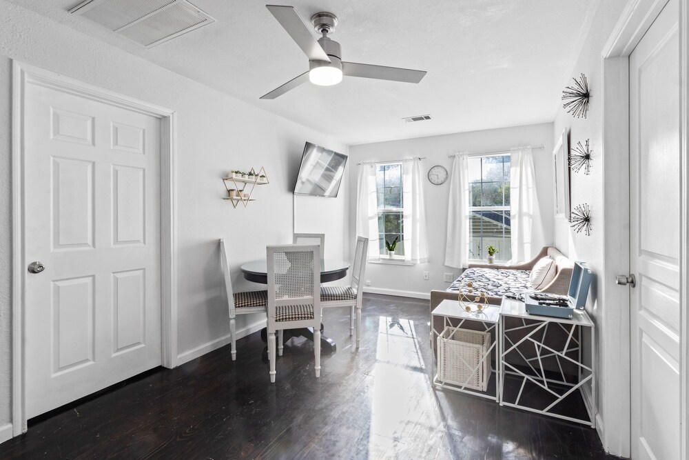 Modern Gated 3bd/2ba Suite with Gym & hot tub!