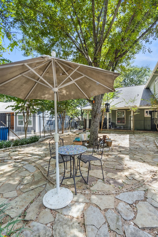 Modern Gated 3bd/2ba Suite with Gym & hot tub!