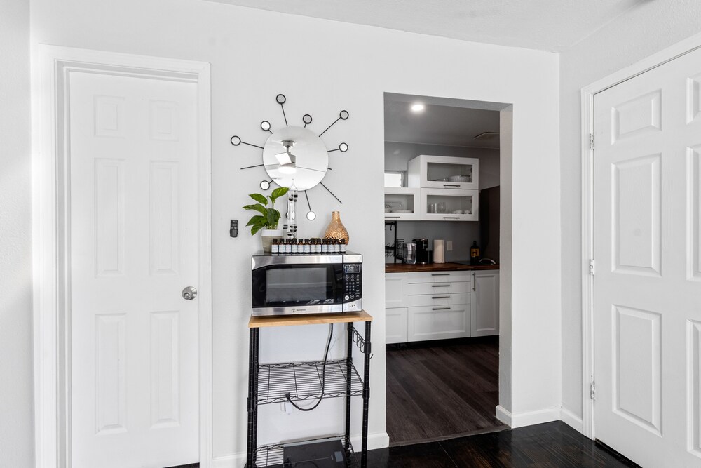 Modern Gated 3bd/2ba Suite with Gym & hot tub!