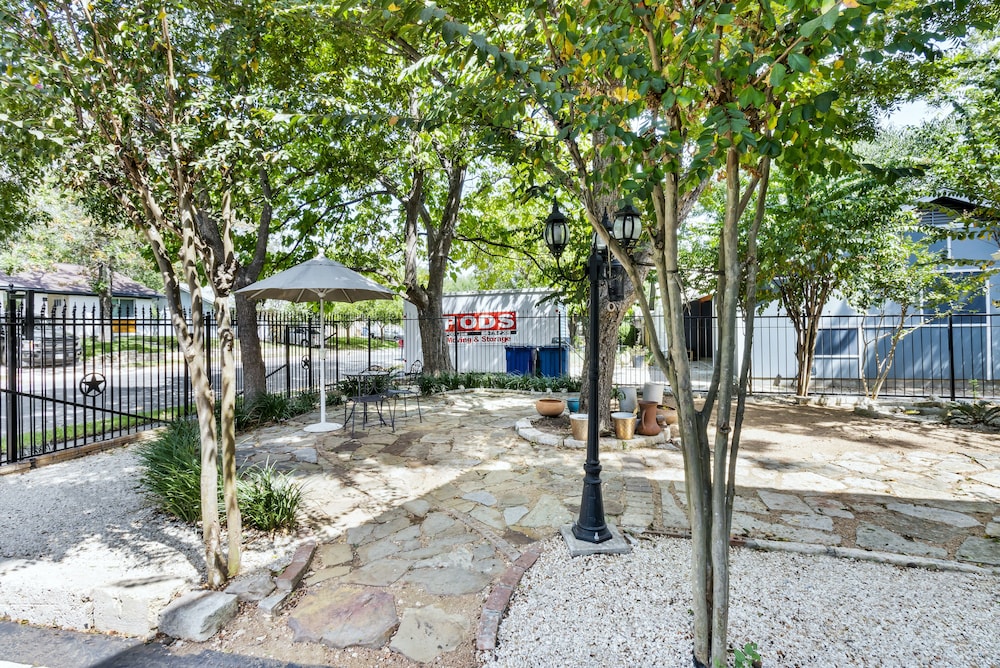 Modern Gated 3bd/2ba Suite with Gym & hot tub!