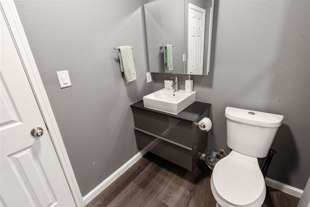 Modern Gated 3bd/2ba Suite with Gym & hot tub!