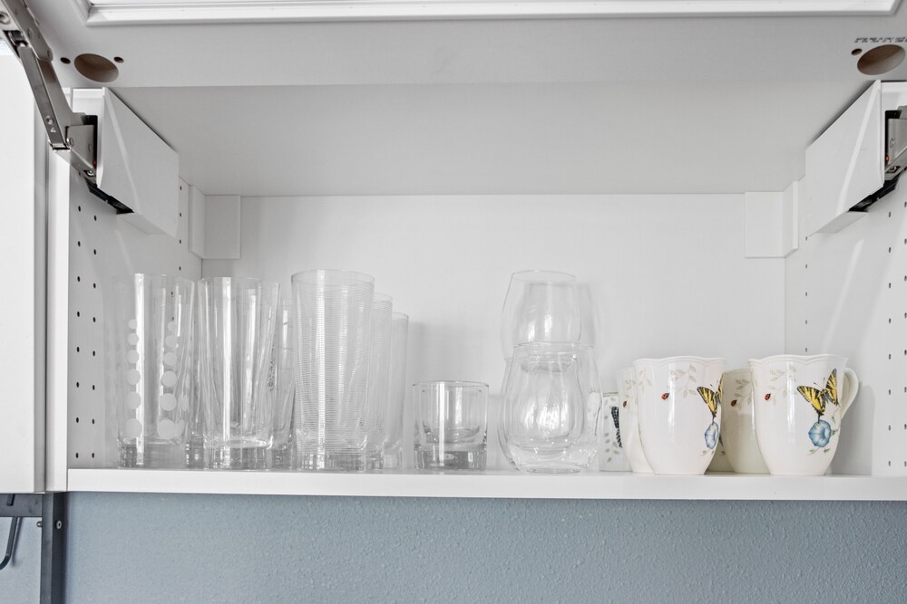 Modern Gated 3bd/2ba Suite with Gym & hot tub!