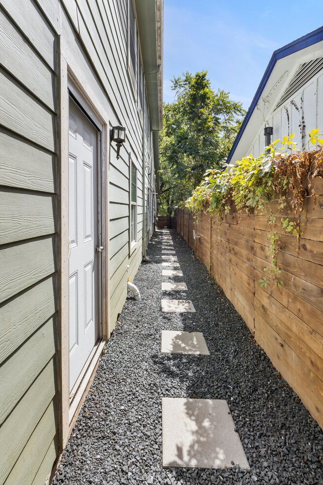 Modern Gated 3bd/2ba Suite with Gym & hot tub!