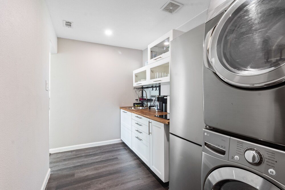 Modern Gated 3bd/2ba Suite with Gym & hot tub!