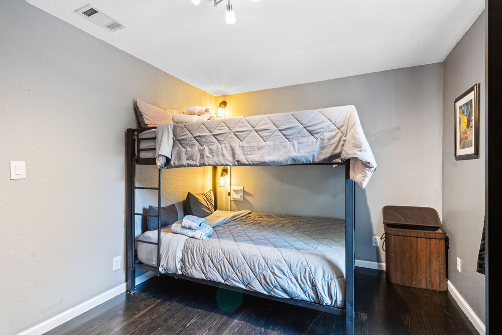 Modern Gated 3bd/2ba Suite with Gym & hot tub!