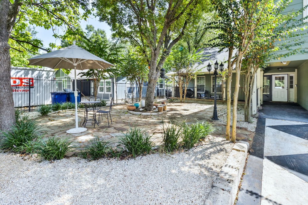 Modern Gated 3bd/2ba Suite with Gym & hot tub!