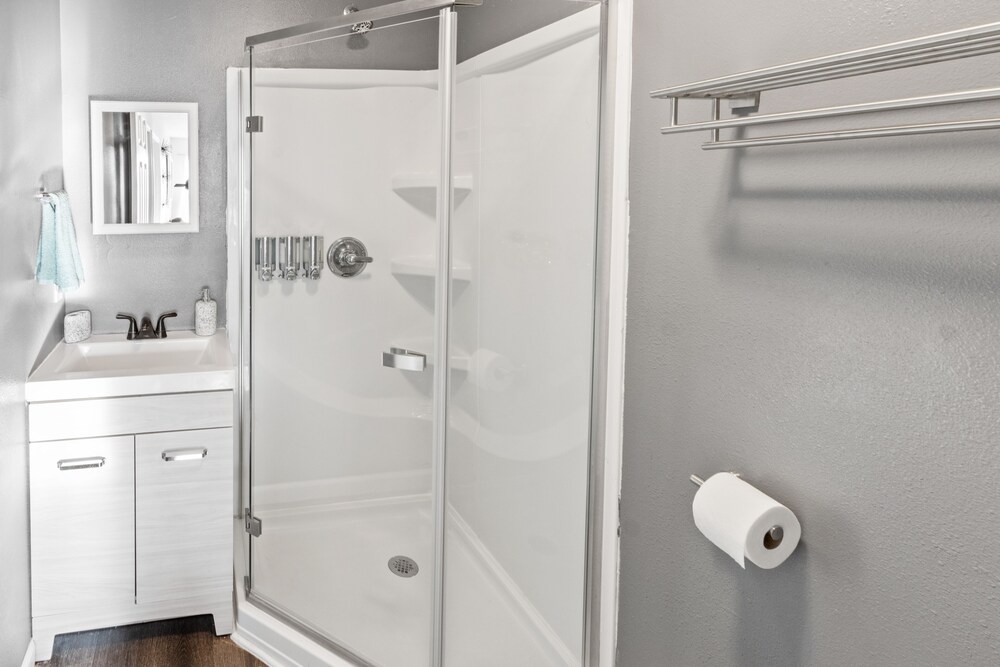 Modern Gated 3bd/2ba Suite with Gym & hot tub!