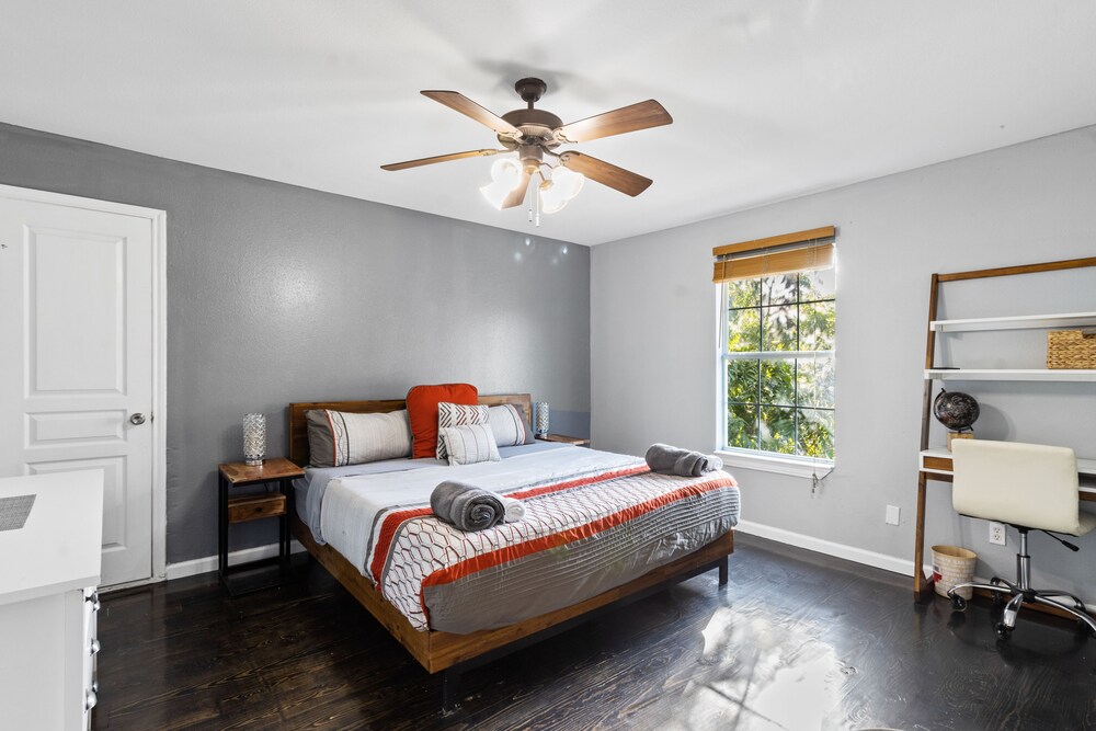 Modern Gated 3bd/2ba Suite with Gym & hot tub!