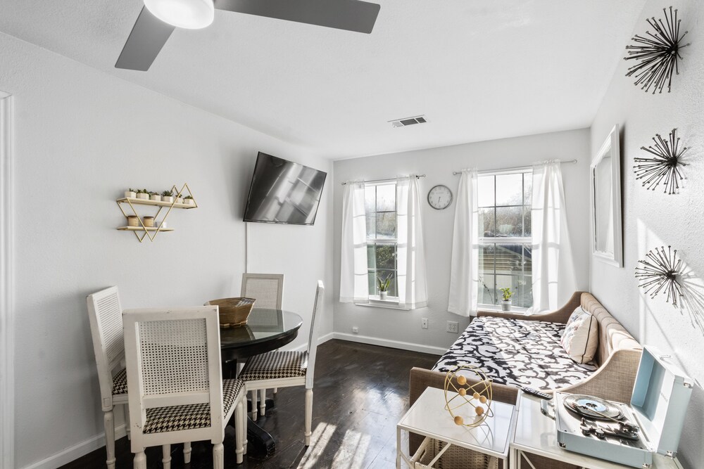 Modern Gated 3bd/2ba Suite with Gym & hot tub!