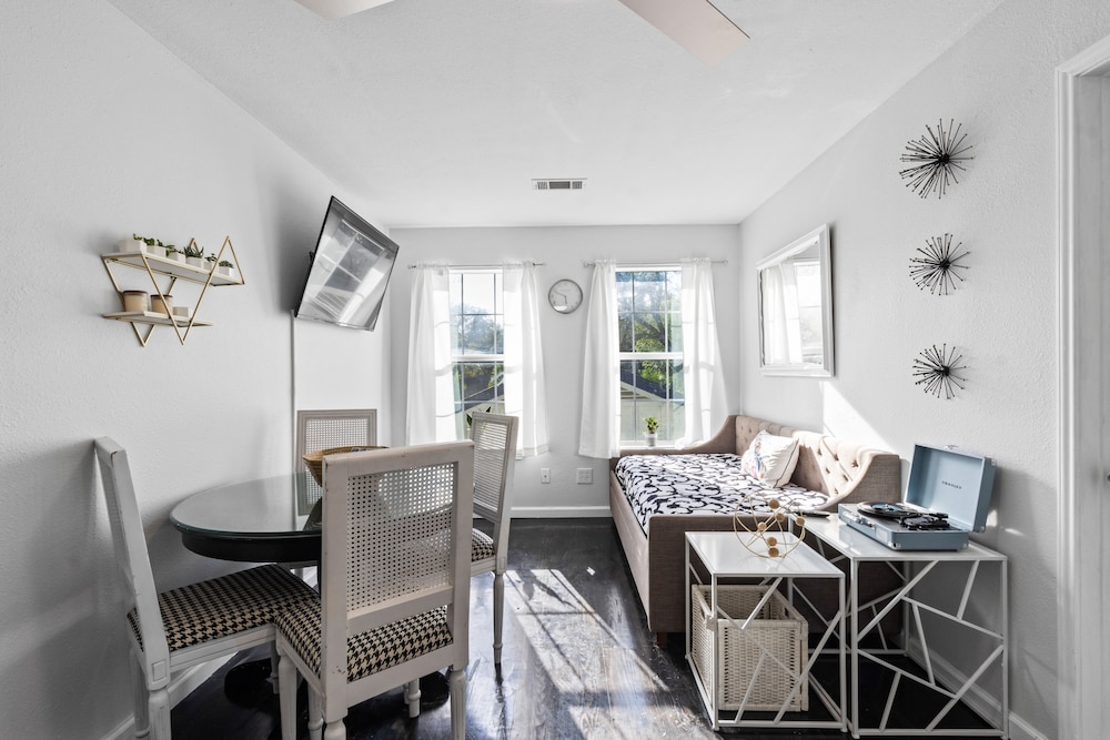 Modern Gated 3bd/2ba Suite with Gym & hot tub!