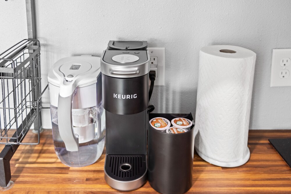 Modern Gated 3bd/2ba Suite with Gym & hot tub!