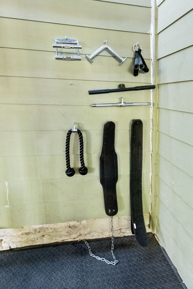 Modern Gated 3bd/2ba Suite with Gym & hot tub!