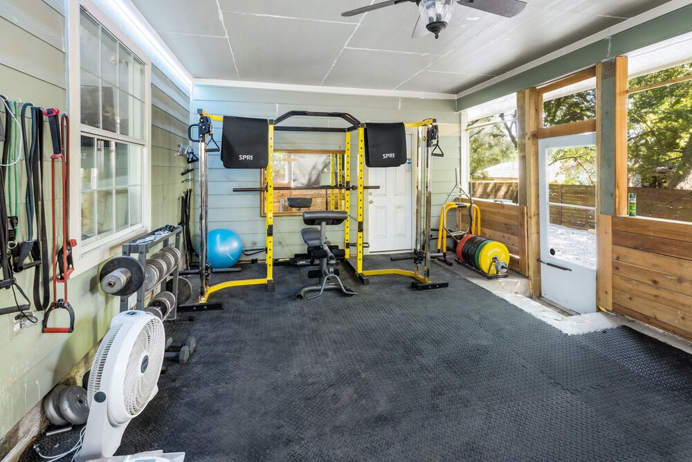 Modern Gated 3bd/2ba Suite with Gym & hot tub!