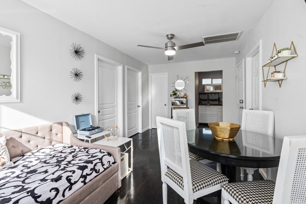 Modern Gated 3bd/2ba Suite with Gym & hot tub!