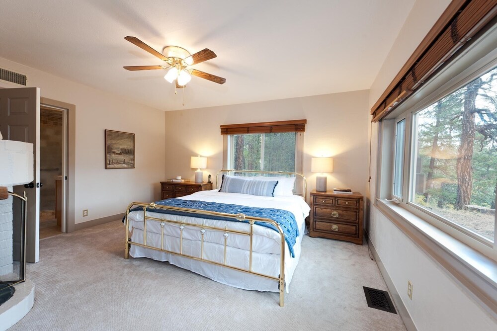 Pet Friendly Cabin with Hot Tub Views, Deck, Fire Pit 14 Minutes to