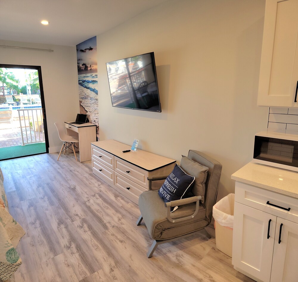 Satellite Motel - Daze Off 105