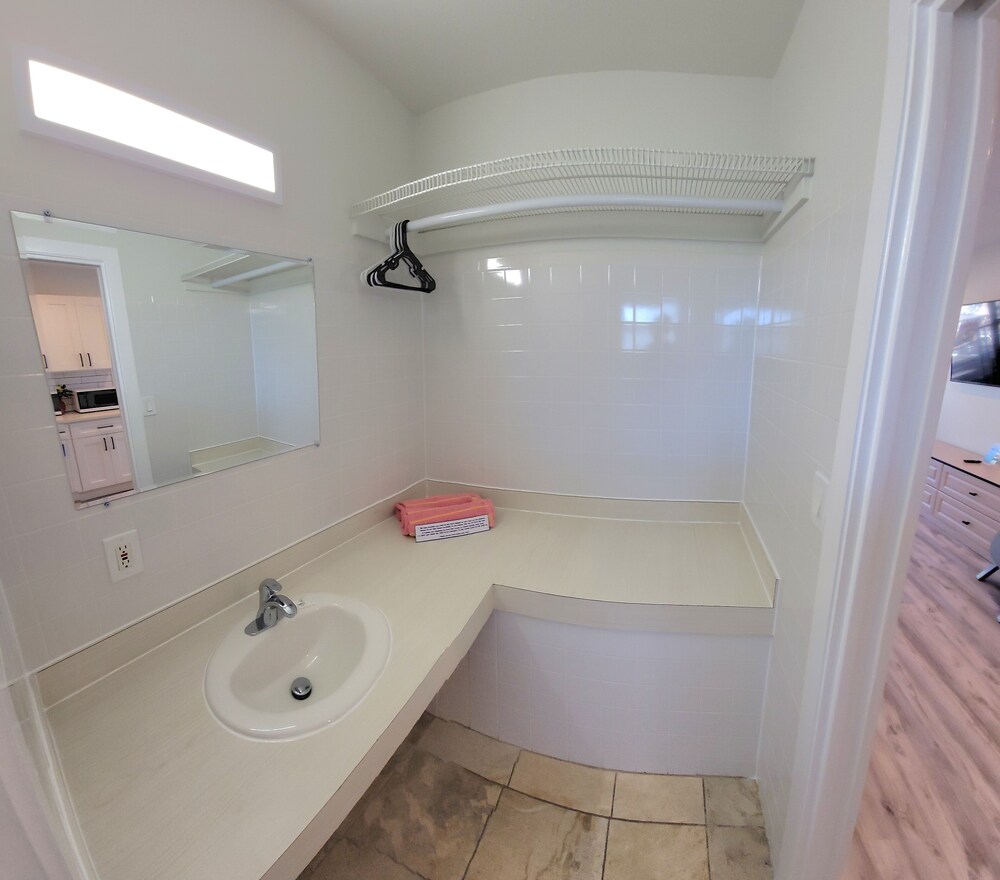 Satellite Motel - Daze Off 105