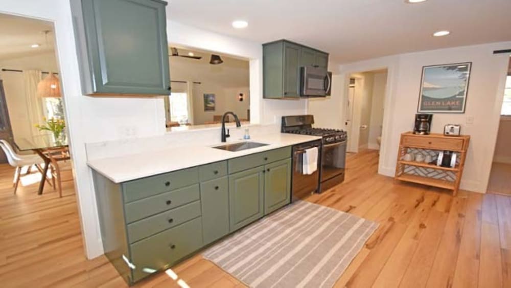 Walk to Glen Arbor & Big Glen Lake from Charming Cottage on Wooded Lot