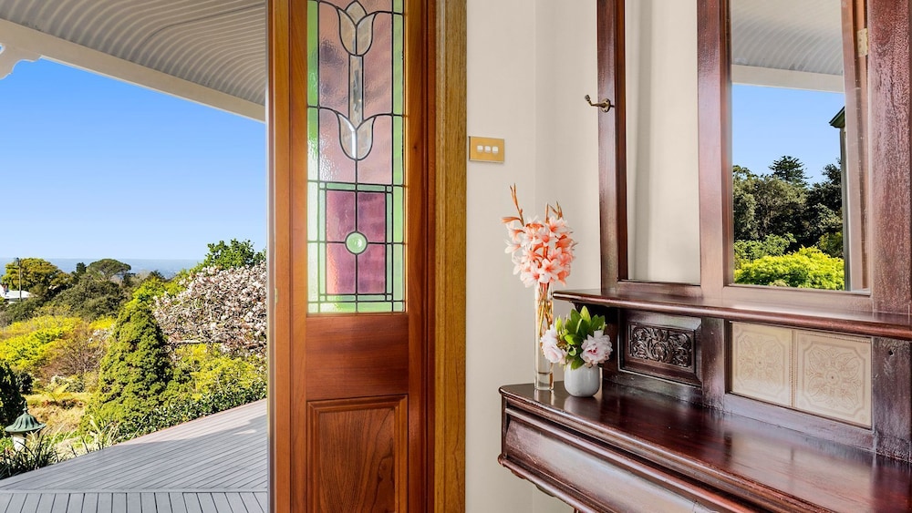 TIVERTON TRANQUIL MOUNTAINS IN A GARDEN SETTING