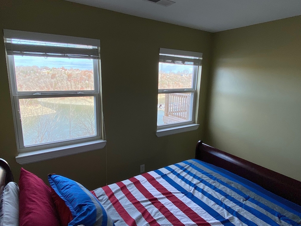 Lakefront, Spacious Townhome Walk to Marina Nancy Vrbo