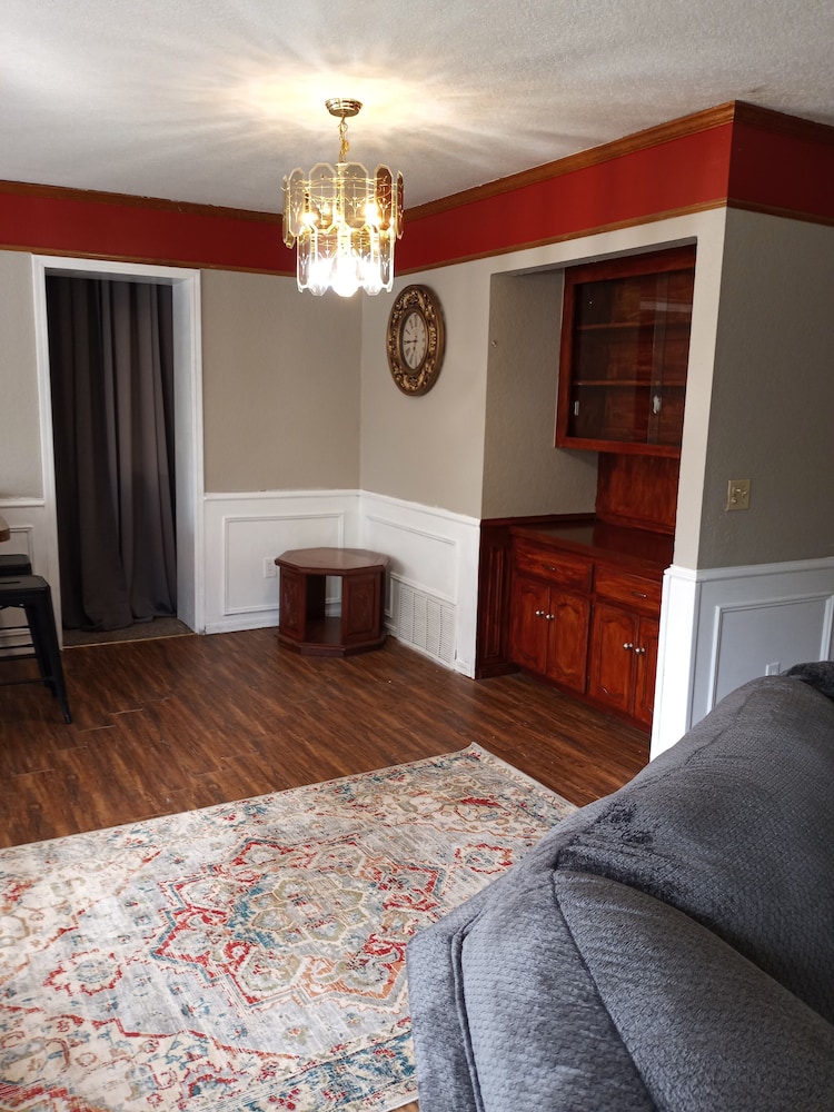 5QBED, 11Guests, Airport.MinuteAway, Futon1, Sofa Bed