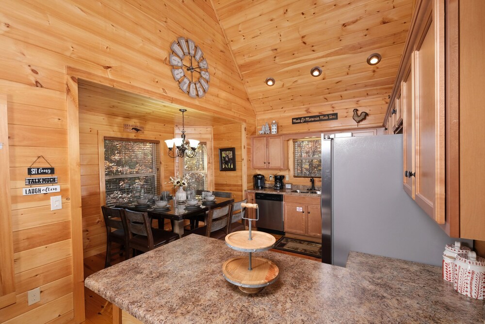 Premier cabin / Sleeps 12+ / Arts and Crafts Community / Hot Tub