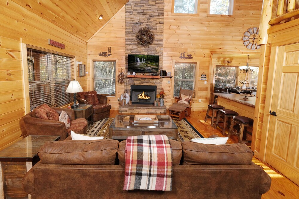 Premier cabin / Sleeps 12+ / Arts and Crafts Community / Hot Tub