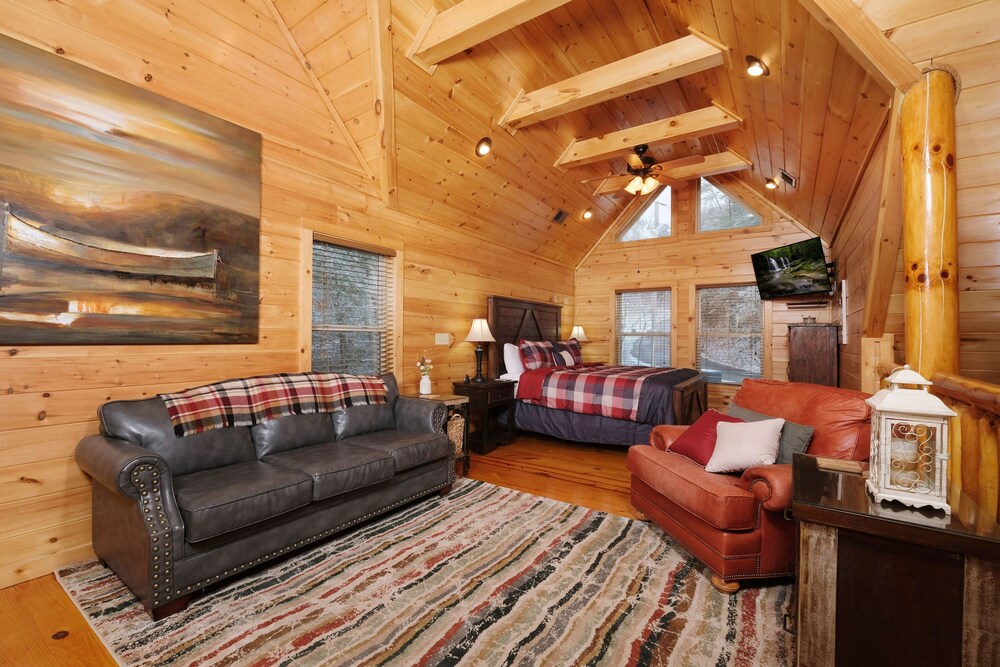 Premier cabin / Sleeps 12+ / Arts and Crafts Community / Hot Tub