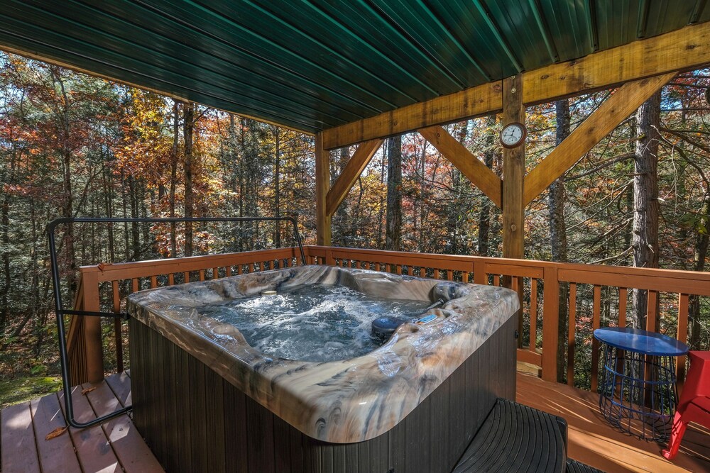 Premier cabin / Sleeps 12+ / Arts and Crafts Community / Hot Tub