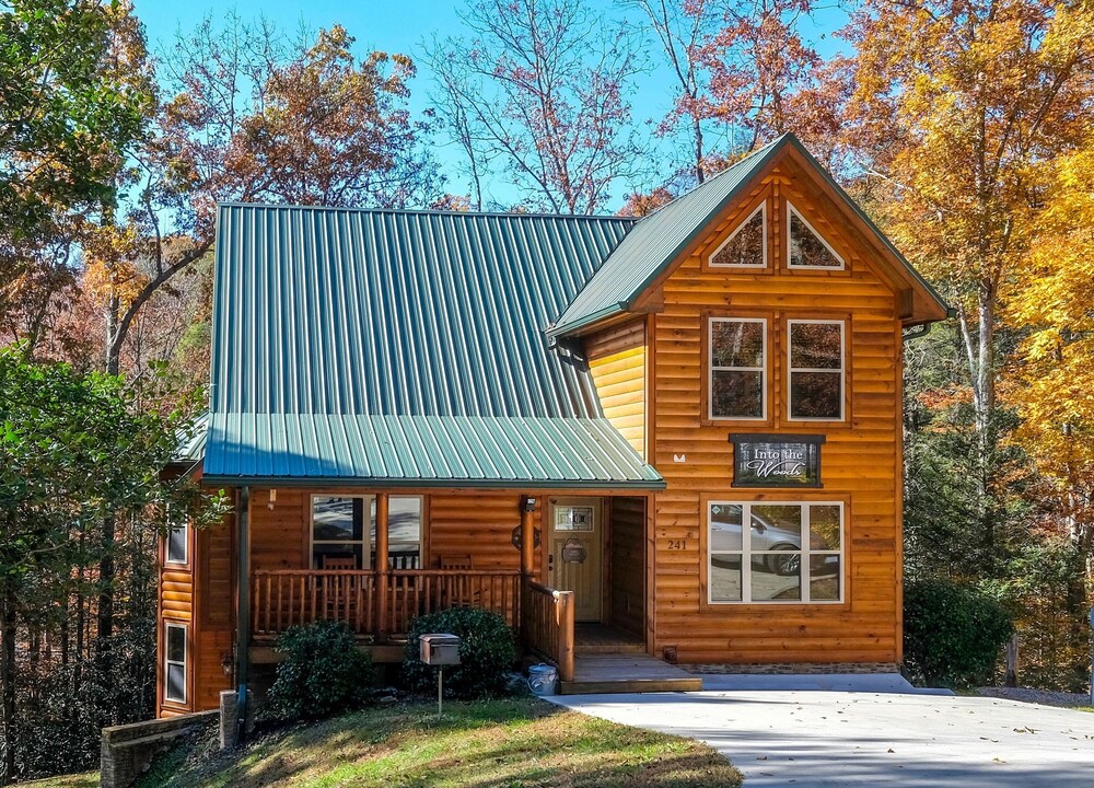 Premier cabin / Sleeps 12+ / Arts and Crafts Community / Hot Tub