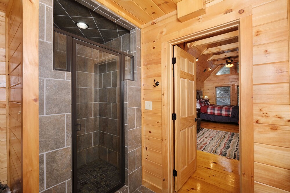 Premier cabin / Sleeps 12+ / Arts and Crafts Community / Hot Tub